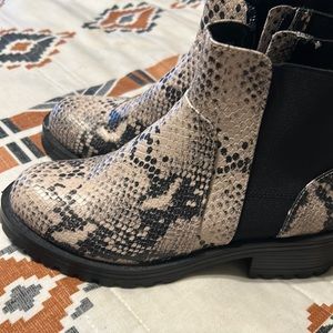 COPY - Universal thread ankle boots
